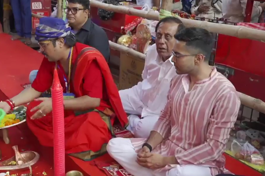 নৈহাটিতে বড়মার দরবারে অভিষেক, কালীপুজোতেও জনসংযোগে তৃণমূলের ‘সেনাপতি’