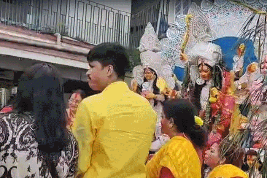 টয় ট্রেনে চেপেই উমার কৈলাসযাত্রা! দার্জিলিংয়ে ধরা পড়ল বিসর্জনের অন্য ছবি