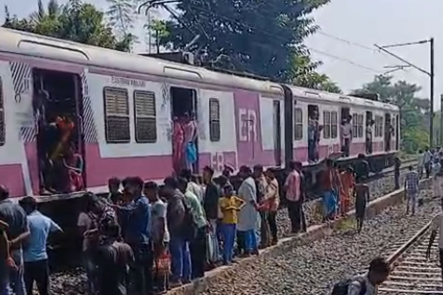 আচমকা চলন্ত লোকালে আগুন! সাতসকালে শিয়ালদহ দক্ষিণ শাখায় বিঘ্নিত ট্রেন চলাচল