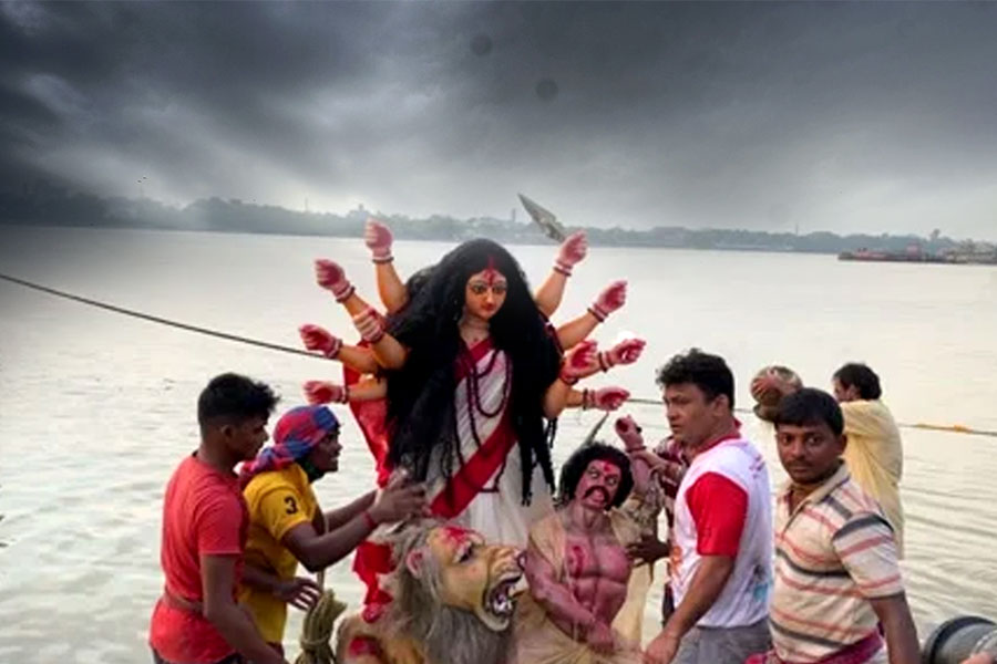 উমার বিদায়বেলায় ঘনাচ্ছে দুর্যোগ! নিম্নচাপের জেরে কমলা সতর্কতা জারি কলকাতায়