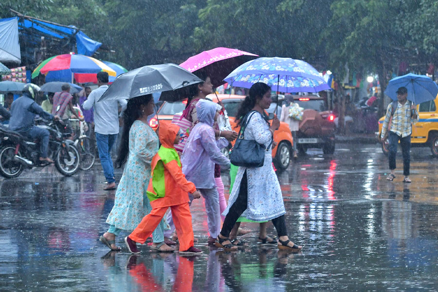 এখনই বৃষ্টি থেকে নিস্তার নেই! কোন পথে এগোচ্ছে নিম্নচাপ? জানাল হাওয়া অফিস