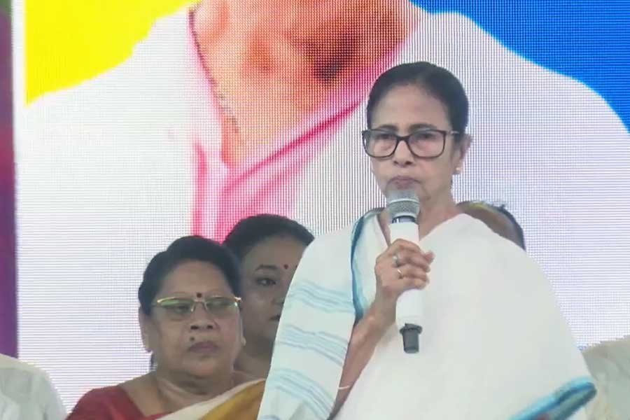 ‘গুজবে কান নয়, ধীরে সুস্থে পুজো করুন’, কুম্ভ থেকে শিক্ষা নিয়ে ছটে সতর্ক মমতা