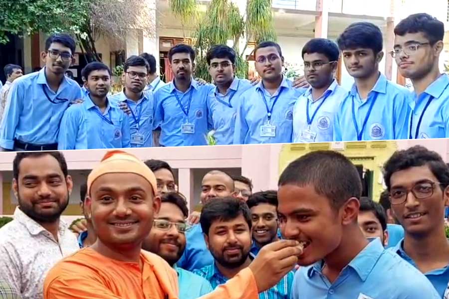 উচ্চ মাধ্যমিকে দুর্দান্ত ফল রামকৃষ্ণ মিশনের, পড়ুয়াদের মিষ্টিমুখ মহারাজদের