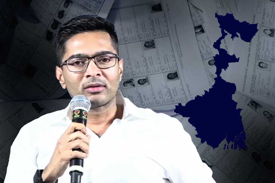 SIR প্রস্তুতি, বিএলএ-সহ দলের সর্বস্তরে নেতা-কর্মীদের জরুরি বৈঠকে ডাকলেন অভিষেক