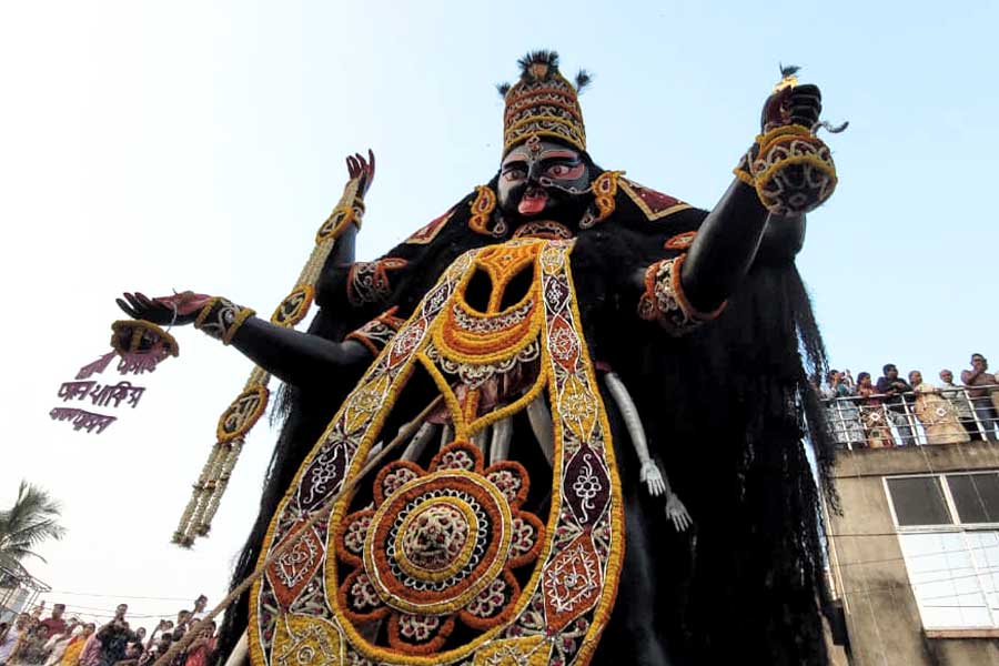 ফুলের সাজে বিদায় বড়মার, গঙ্গাতীরে লাখো মানুষের ভিড়