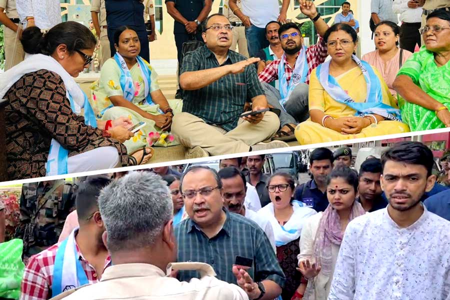 ত্রিপুরায় পুলিশি বাধা তৃণমূলের প্রতিনিধিদের, বিমানবন্দরেই ধরনায় সাংসদ, মন্ত্রী
