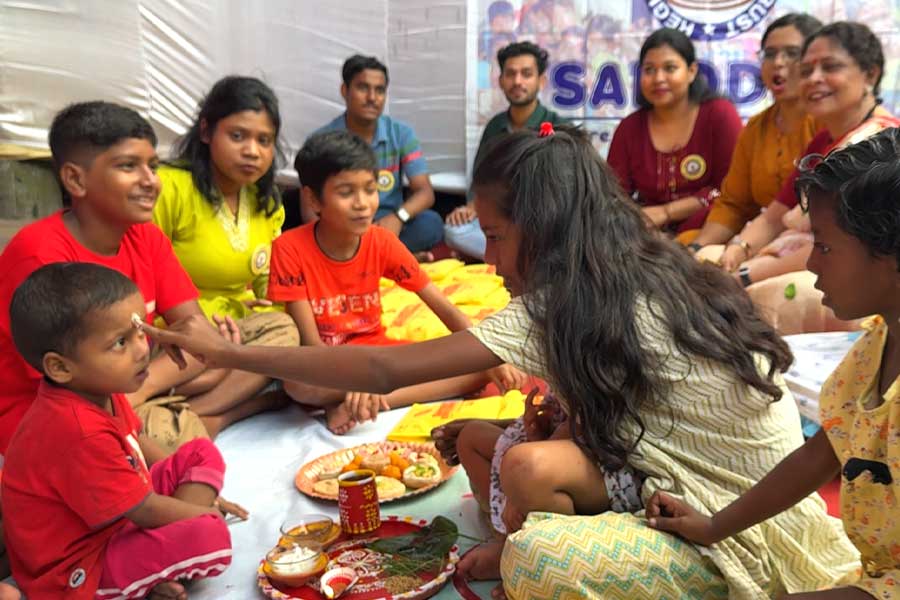 পথে বসেই পথশিশুদের ভাইফোঁটা, ওরাও পেল উৎসবের ছোঁয়া!