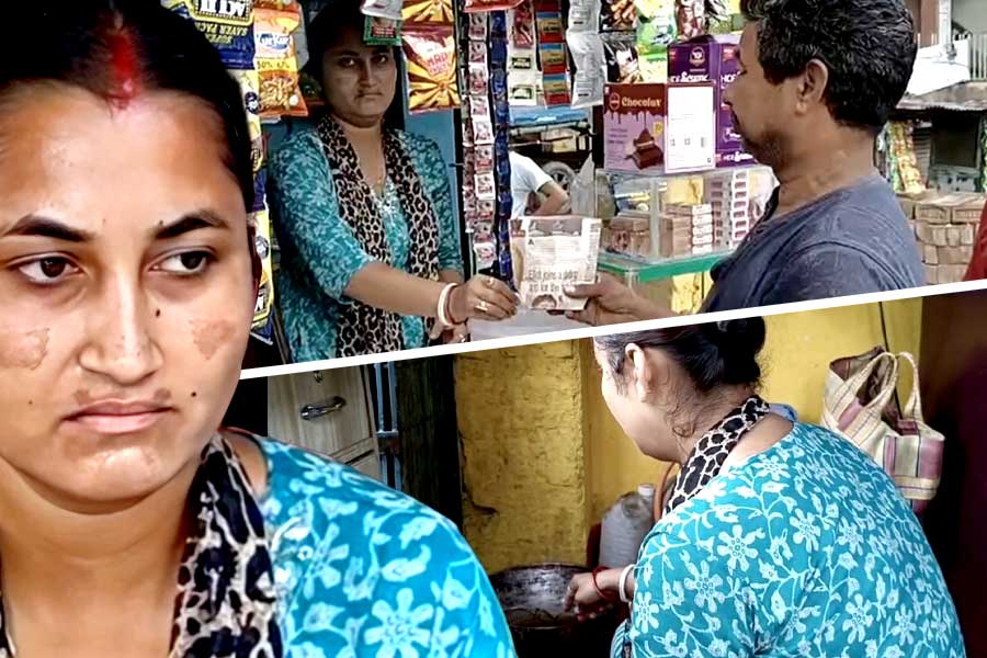 প্রতীকী আন্দোলন নয়, মালদহে চপ, মুড়ি বিক্রি চাকরিহারা শিক্ষাকর্মীর!