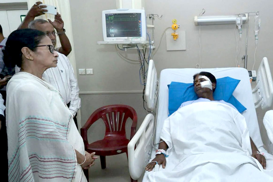বঙ্গ রাজনীতিতে সৌজন্যের নজির, খগেন মুর্মুকে দেখতে হাসপাতালে মুখ্যমন্ত্রী