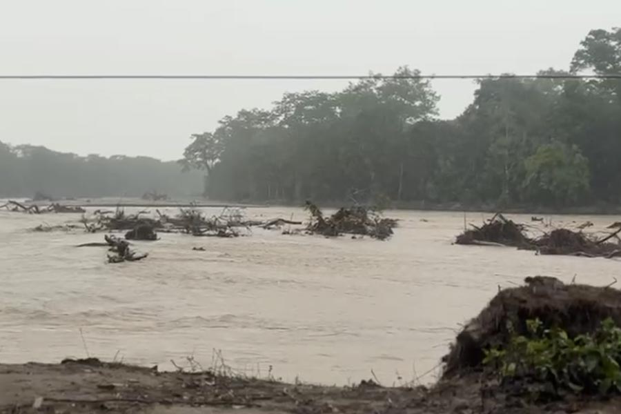 ‘মান্থা’র প্রভাবে উত্তরে লাগাতার বৃষ্টিতে ফুঁসছে নদী, প্লাবনের আশঙ্কায় বাড়ছে উদ্বেগ