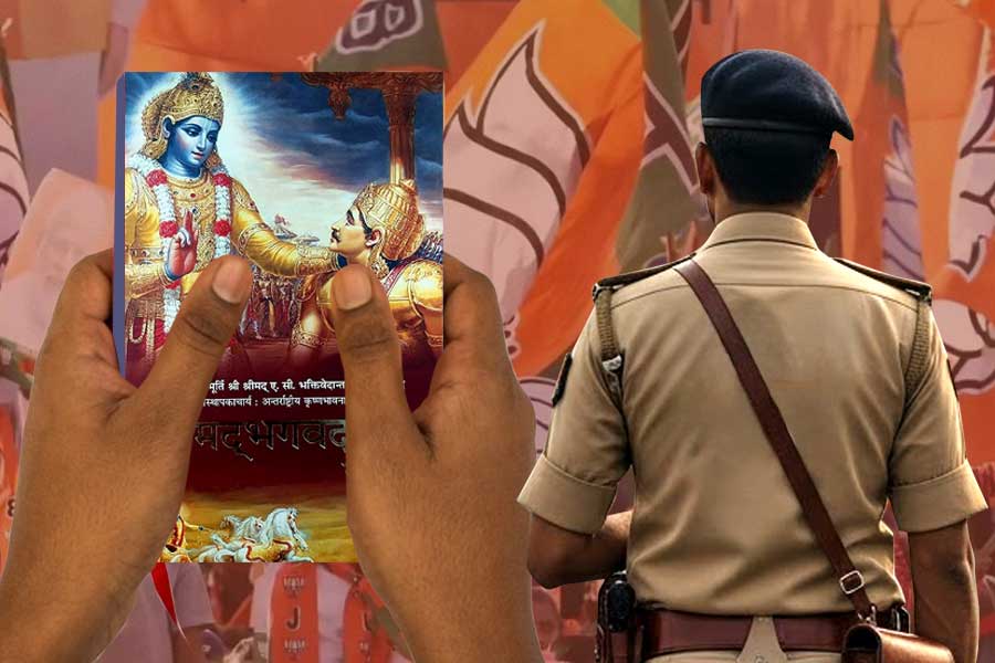 পুলিশকর্মীদের প্রশিক্ষণে বাধ্যতামূলক গীতা পাঠ, নয়া নির্দেশিকা বিজেপির মধ্যপ্রদেশে