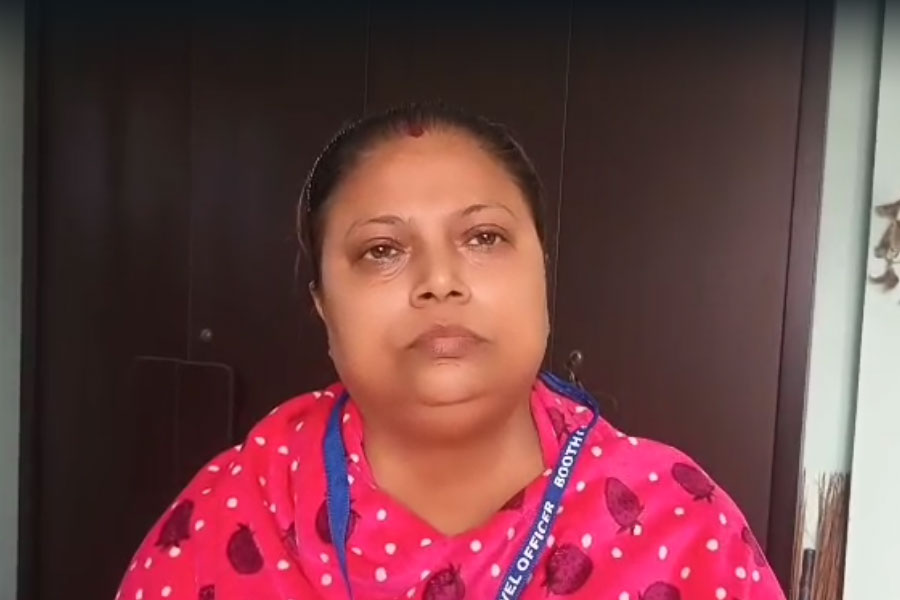 সার্ভার সমস্যায় বাকি ১০০০ ফর্ম এন্ট্রি! দীর্ঘক্ষণ বিডিও অফিসে বসে অসুস্থ, কেঁদে ভাসালেন BLO
