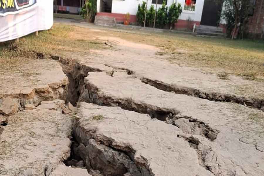 রাস্তায় ফাটল, বন্ধ বাজার, ভূমিকম্পের পরদিন থমথমে বাংলাদেশ