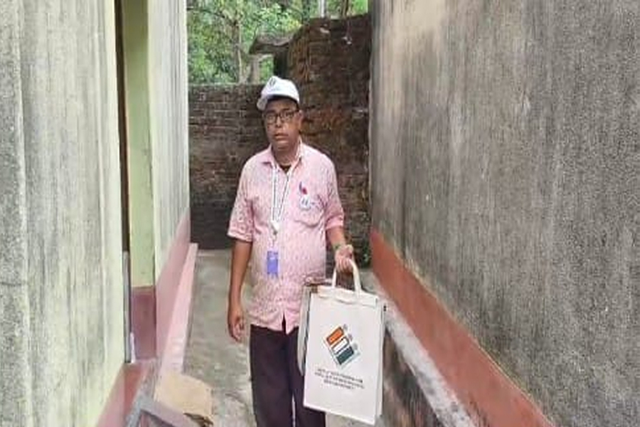 তৃণমূলের টিকিটে লড়েছিলেন পঞ্চায়েত ভোট! ছাতনার বিএলও-র নিরপেক্ষতা নিয়ে প্রশ্ন বিরোধীদের