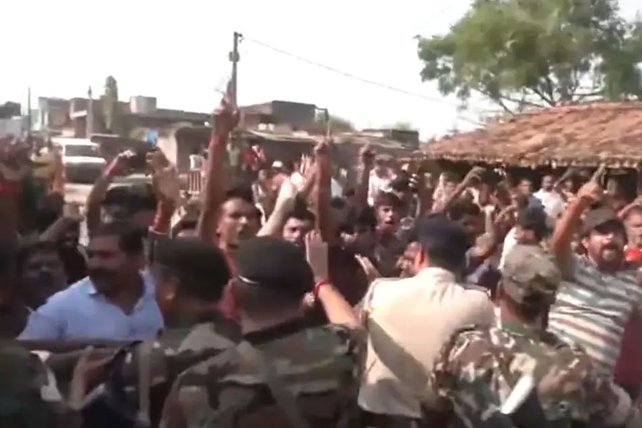 বিহারে বেলা গড়াতেই উত্তেজনা, উপমুখ্যমন্ত্রীর কনভয়ে জুতো-পাথর! পালটা অভিযোগ আরজেডির
