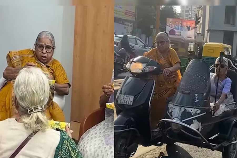 বোনকে সঙ্গে নিয়ে স্কুটারে ‘অ্যাডভেঞ্চার’! ৮৭-র ‘কিশোরী’কে দেখে উচ্ছ্বসিত নেটপাড়া