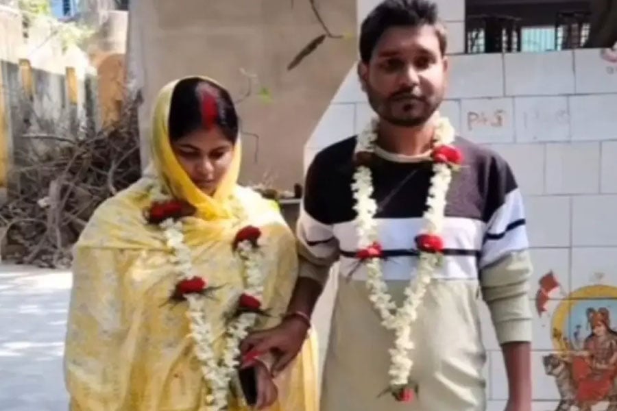বন্ধুর সঙ্গে স্ত্রীর পরকীয়া, প্রেমের সম্পর্কে বাধা না হয়ে ‘প্রেমিকে’র সঙ্গেই বিয়ে দিলেন স্বামী