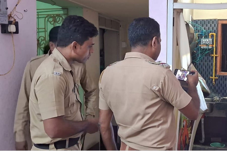 সিলিন্ডার বদলের সময় গ্যাস লিক, অগ্নিদগ্ধ কলকাতা পুলিশের এএসআই -সহ ৩