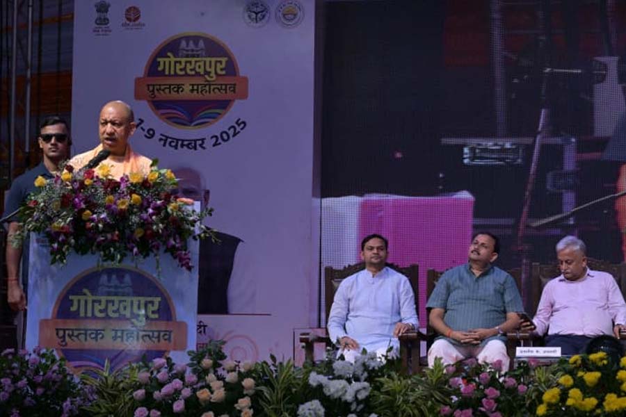 ‘বই পড়লে দেশ এগোবে’, গোরক্ষপুর বইমেলা উদ্বোধনে তরুণ প্রজন্মকে বার্তা যোগীর