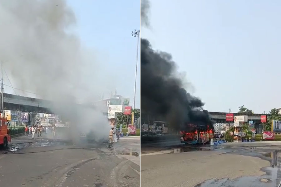 দমদম বিমানবন্দরের ১ নম্বর গেটের কাছে ভয়াবহ আগুনে পুড়ে ছাই বাস, আতঙ্কে স্থানীয়রা