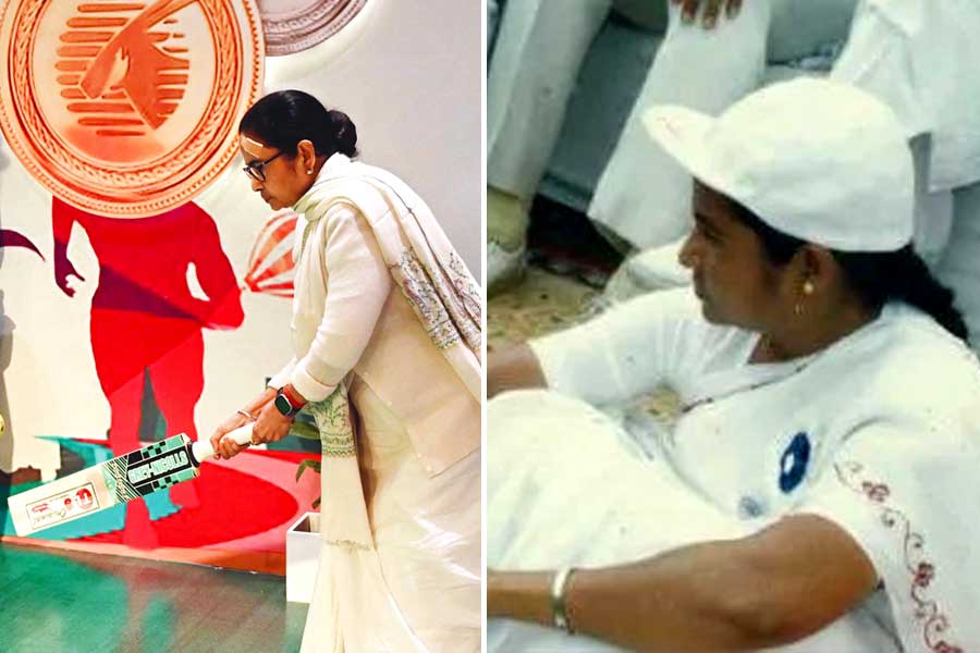 ক্রিকেট মাঠেও সাবলীল মমতা, সাংসদদের ম্যাচে হয়েছিলেন ম্যাচের সেরাও!