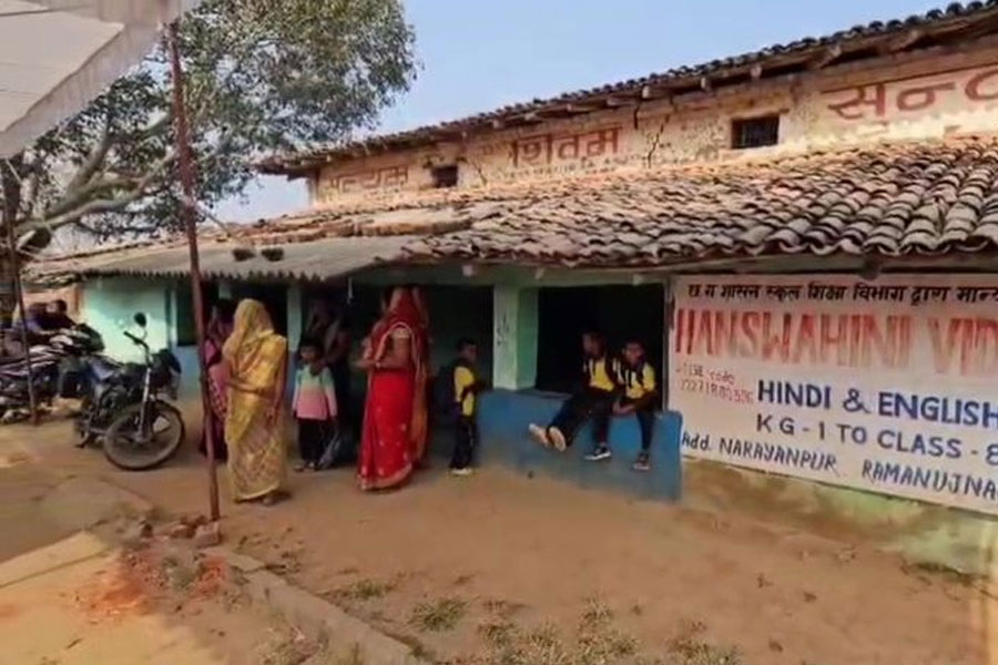 শিক্ষার নামে নির্যাতন, ছত্তিশগড়ে ৫ বছরের ছাত্রকে গাছে ঝোলালেন শিক্ষিকা! তদন্তের নির্দেশ