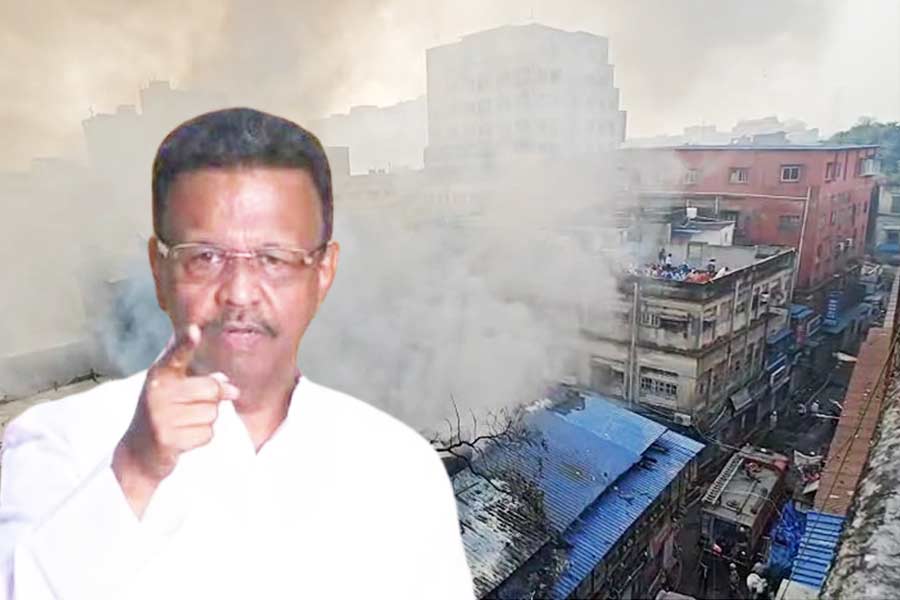 এজরায় অগ্নিদগ্ধ বহুতলে অবৈধ নির্মাণ! মেয়র বললেন, ‘প্রমাণ পেলেই ভেঙে দেব’