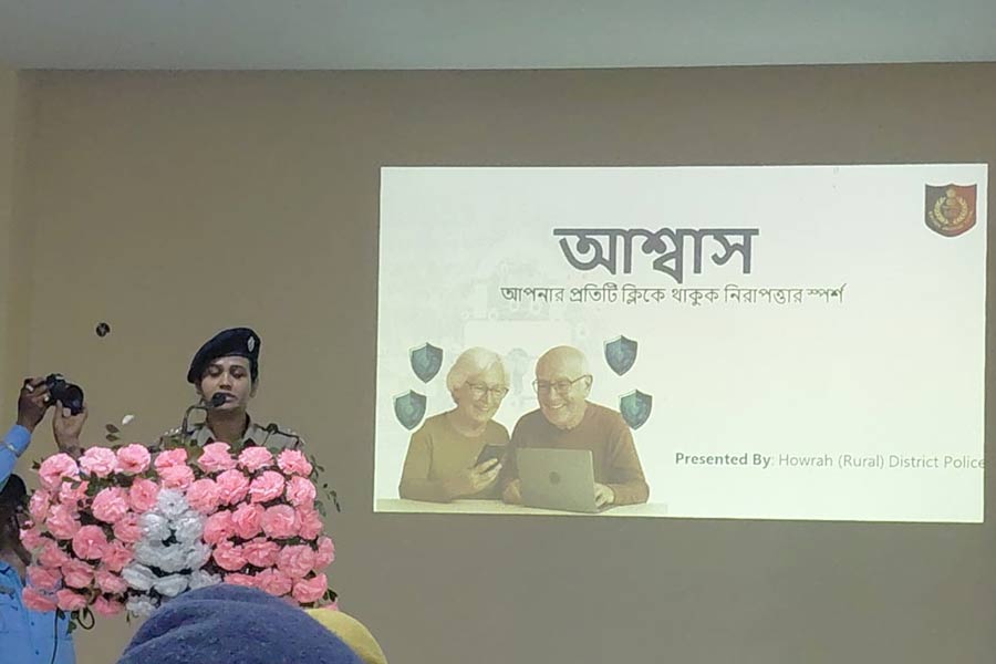 এক ফোনেই দুয়ারে পুলিশ! প্রবীণ নাগরিকদের জন্য হাওড়া পুলিশের হাতিয়ার ‘আশ্বাস’