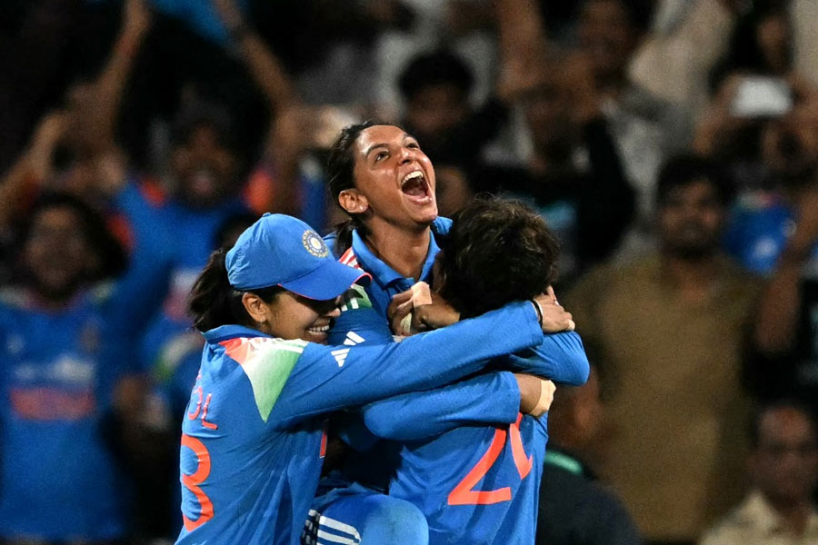কোমরে ওড়না বেঁধে ছেলেদের সঙ্গে ক্রিকেট শুরু, ভারতের বিশ্বজয়ে ‘জনগণমন অধিনায়িকা’ হরমনপ্রীত