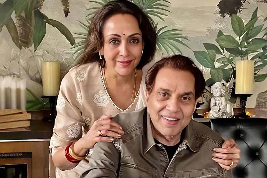 ধর্মেন্দ্রর ইচ্ছেতেই লোকচক্ষুর আড়ালে শেষকৃত্য? রাখঢাক নিয়ে মুখ খুললেন হেমা মালিনী