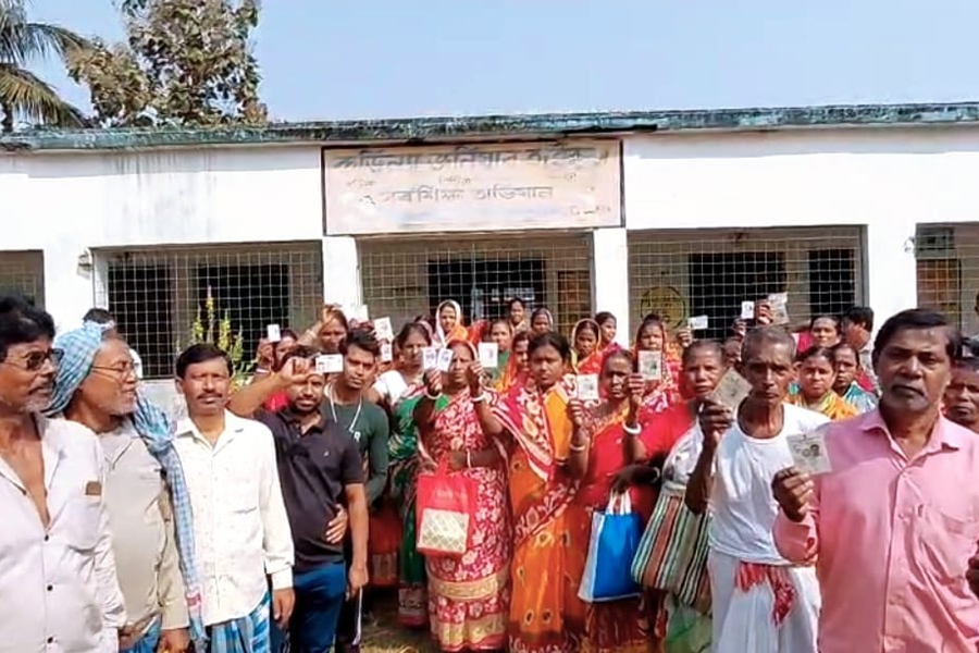 ২০০২-এর তালিকায় নেই গ্রামের কারও নাম! কমিশনের দ্বারস্থ ১৫০০ ভোটার