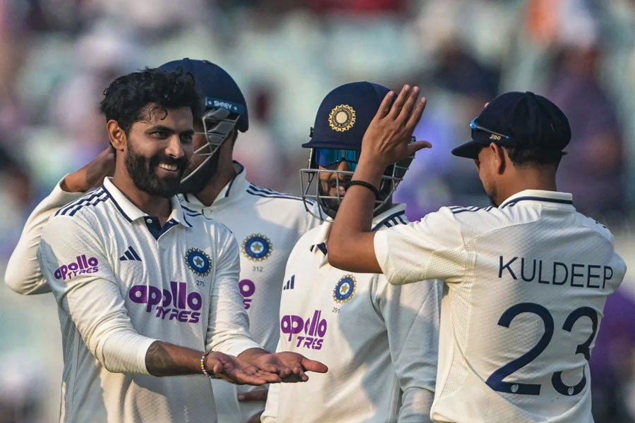গম্ভীরের ‘পছন্দের’ পিচে দ্বিতীয় দিনে পড়ল ১৫ উইকেট, রোববারই জয়ের হাতছানি ভারতের সামনে