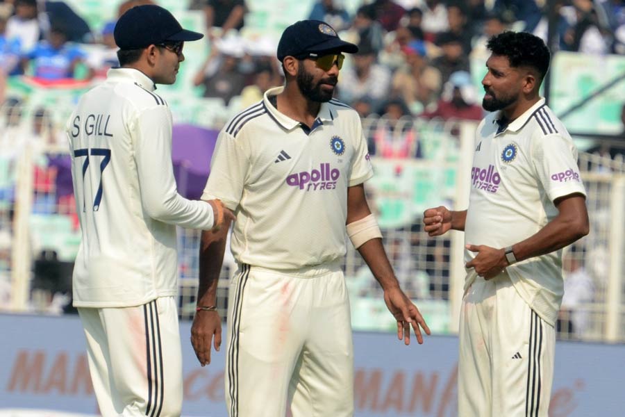 ছ’বছর পর ‘হাউসফুল’ ইডেনে দাপট টিম ইন্ডিয়ার, বুমরাহর ‘নিখুঁত’ পরামর্শেই বাজিমাত সিরাজের