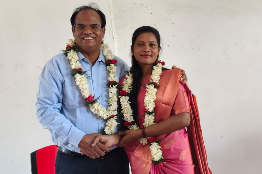 স্ত্রীর মৃত্যুর ৭ মাসের মাথায় ফের বিয়ের পিঁড়িতে জন বার্লা, চেনেন পাত্রীকে?