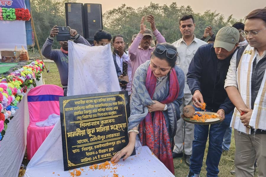 দাঁতনে নতুন সেতুর শিলান্যাস, নিজের হাতে সিমেন্ট লেপে দিলেন সাংসদ জুন মালিয়া!