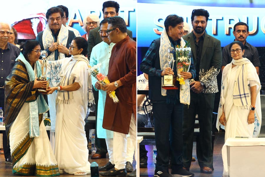 বঙ্গবিভূষণে ভূষিত আরতি মুখোপাধ্যায়, শত্রুঘ্ন সিনহা, KIFF-এর মঞ্চে সম্মানিত করলেন মুখ্যমন্ত্রী মমতা