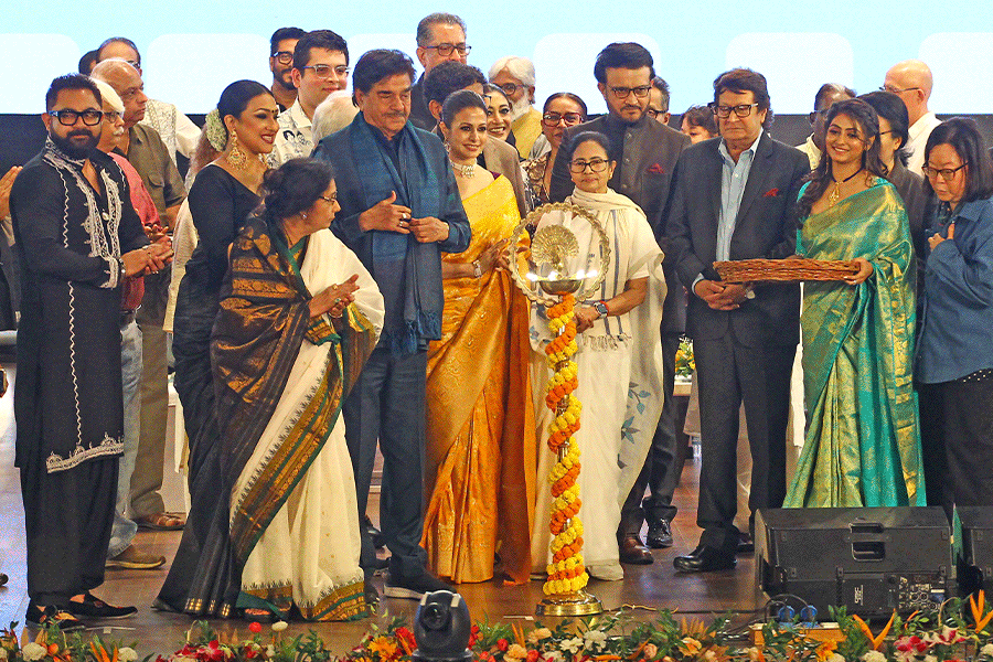 ঋত্বিক-শ্রদ্ধায় বই উদ্বোধন রমেশ সিপ্পির, সৌরভের সঙ্গে আড্ডায় জিৎ-প্রসেনজিৎ, দেখুন ৩১তম KIFF-এর রঙিন মুহূর্ত