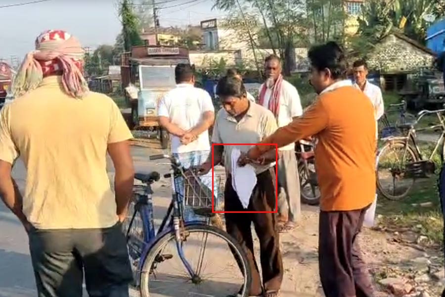 রাস্তায় গড়াগড়ি খাচ্ছে এনুমারেশন ফর্ম! কুড়াতে গিয়ে ‘আটক’ বিজেপির বিএলএ
