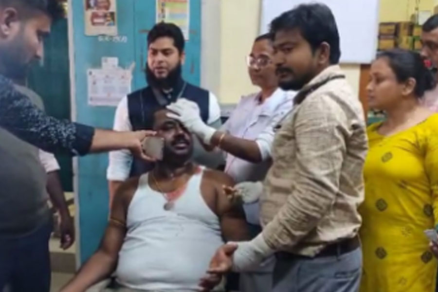 জমি বিবাদ মেটাতে গিয়ে কান্দিতে আক্রান্ত পুলিশ, মাথা ফাটল খোদ আইসির!