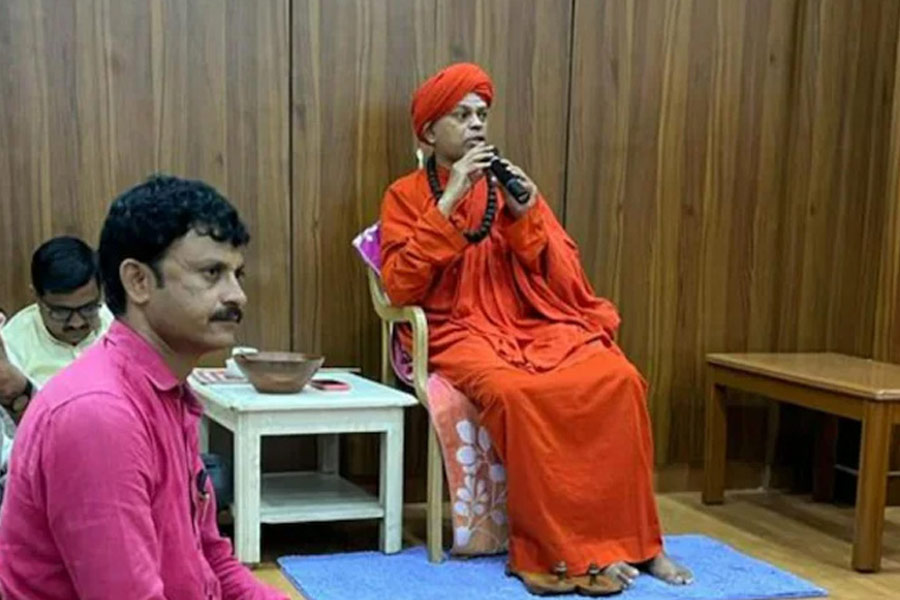 তিন বছর ধরে নাবালিকাদের ধর্ষণ! দুই মামলার একটিতে রেহাই ‘ধর্মগুরু’র