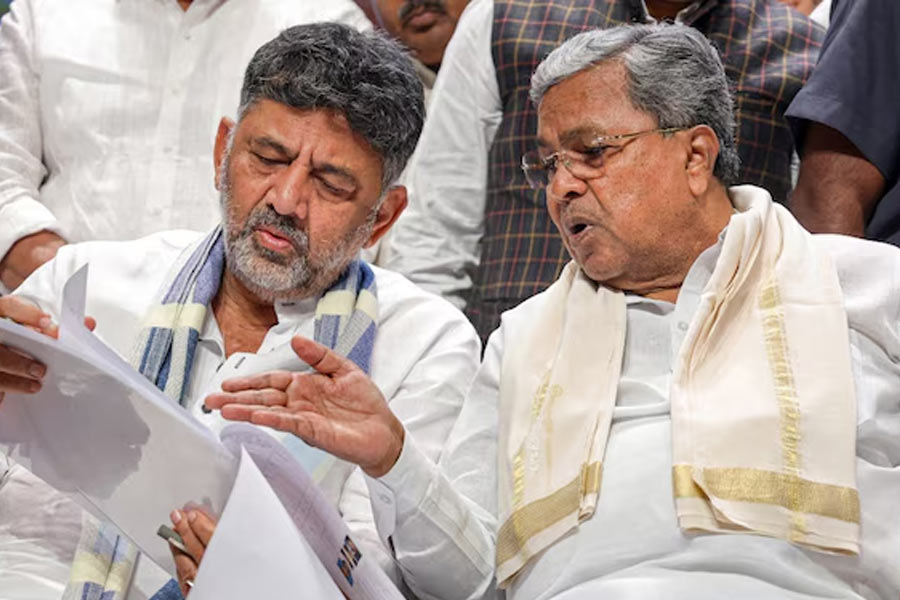 সিদ্দারামাইয়াকে সরিয়ে কর্নাটকের কুরসিতে শিবকুমারকে বসানোর দাবি! দিল্লিতে ‘ঘনিষ্ঠ’ বিধায়করা