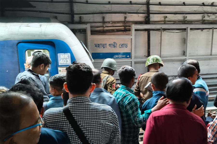 ফের কলকাতা মেট্রোয় আত্মহত্যার চেষ্টা! ব্যাহত পরিষেবা