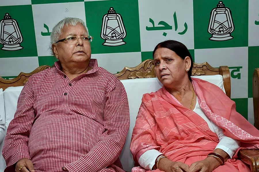‘লিফট আছে, কোনওভাবেই বাংলো খালি করবেন না লালু-রাবড়ি’, নীতীশ সরকারকে সাফ জানাল আরজেডি