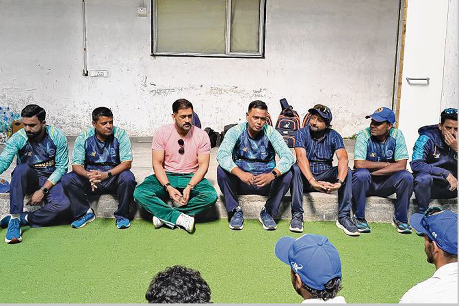 ঠিক অভিভাবকের মতো, অন্তরালে থেকেই ঝাড়খণ্ডের অনূর্ধ্ব-১৯ টিমকে ‘জয়মন্ত্র’ ধোনির
