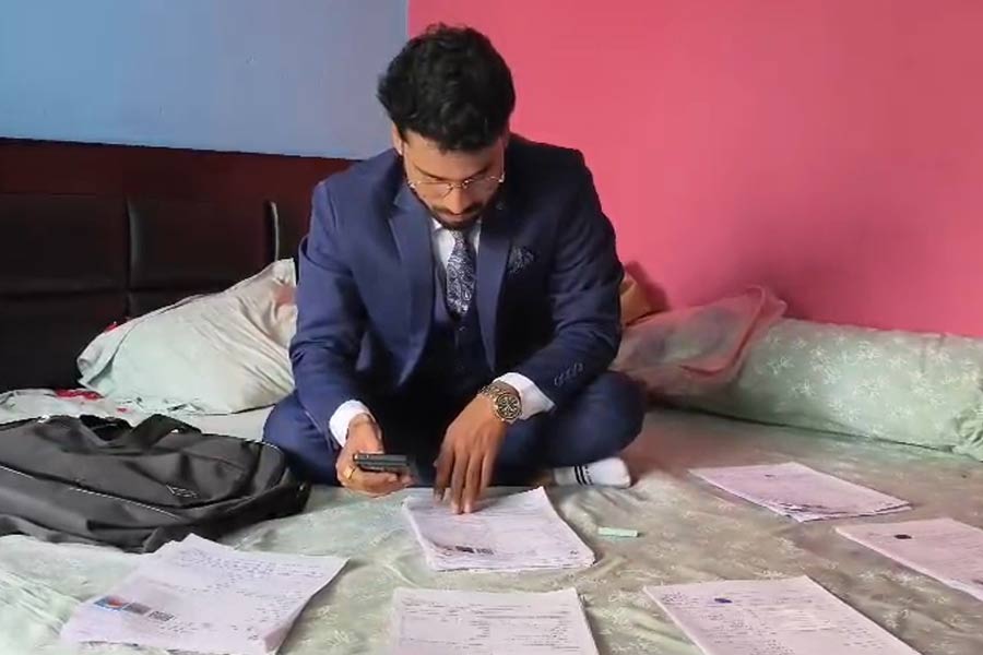 বিয়েতেও ছুটি নেই! বউভাতের অনুষ্ঠানে এসআইআরের কাজে ব্যস্ত ডোমকলের BLO