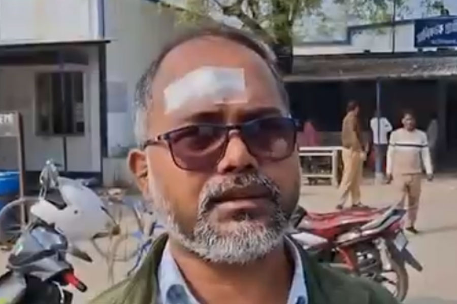 ছাত্রীদের উদ্দেশে কটূক্তি, প্রতিবাদ করায় মালদহে প্রধান শিক্ষককে মারধর ‘বহিরাগত’ যুবকদের 
