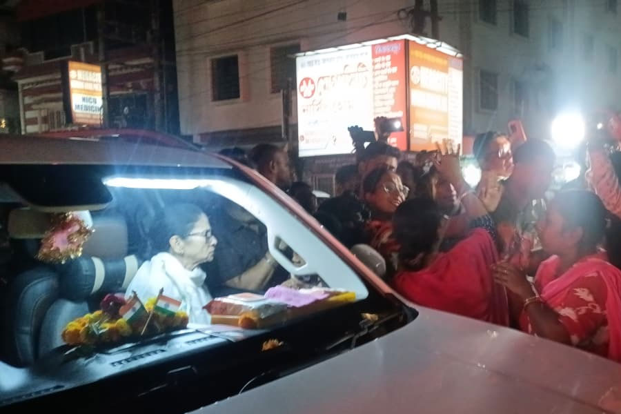 বারাসত মেডিক্যালের মর্গে চোখ ‘চুরি’, বিক্ষোভে আটকে মুখ্যমন্ত্রী, পরিজনকে চাকরির আশ্বাস