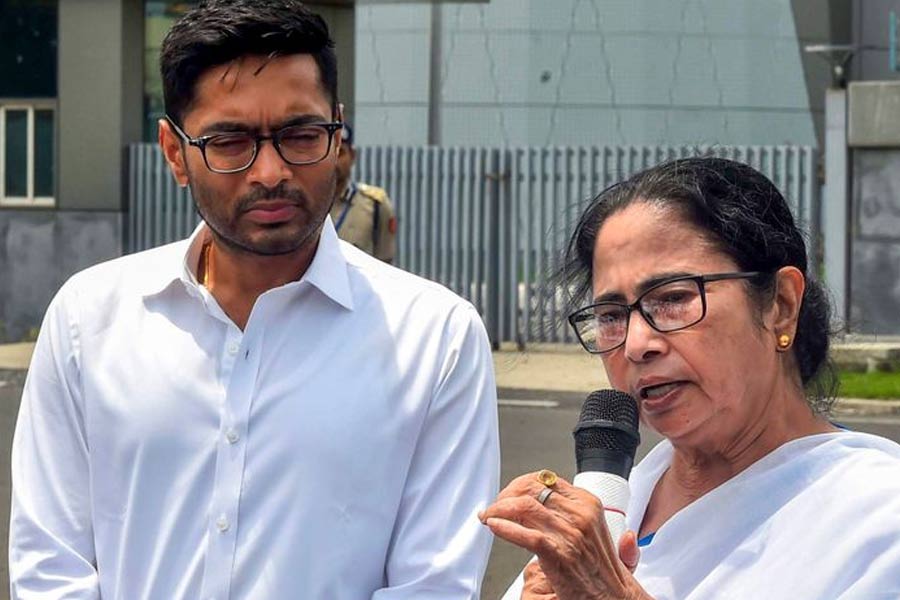 মঙ্গলে পথে মমতা-অভিষেক, এসআইআর ‘ষড়যন্ত্রে’র প্রতিবাদে কলকাতার বুকে মিছিল তৃণমূলনেত্রীর