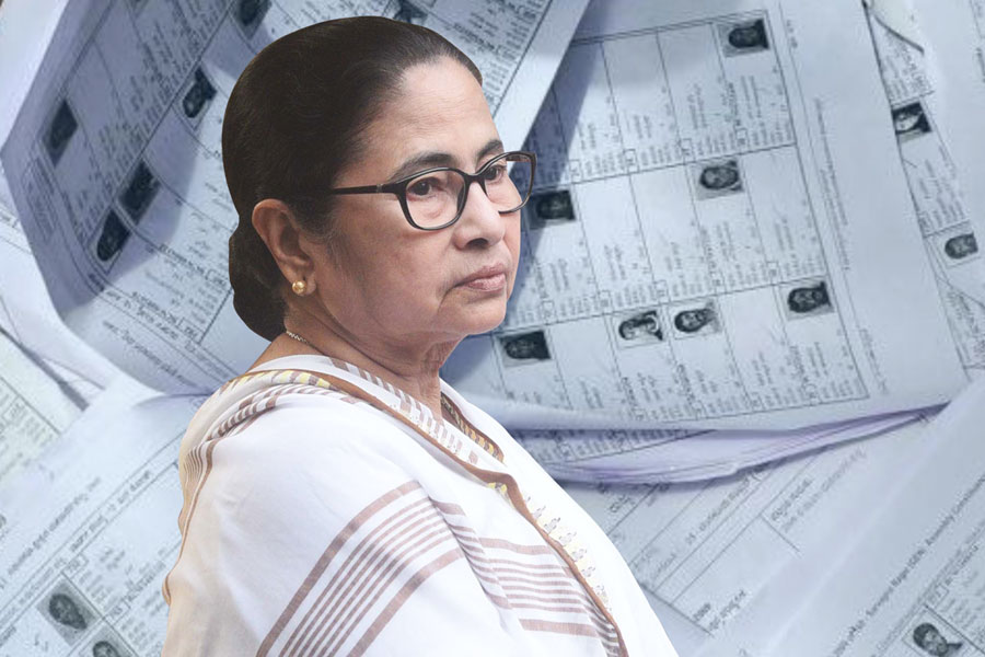 মুখ্যমন্ত্রীর দুয়ারে BLO, কালীঘাটের বাড়িতে এনুমারেশন ফর্ম পৌঁছলেন আধিকারিক
