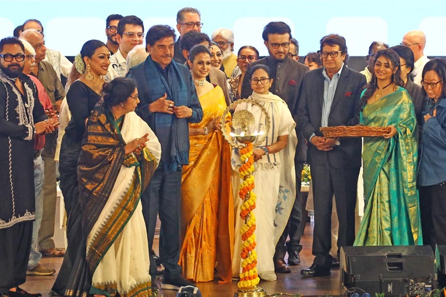 ‘চলচ্চিত্র মেলায় বিশ্ব’, মুখ্যমন্ত্রীর উপস্থিতিতে জমকালো সূচনা ৩১তম KIFF-এর